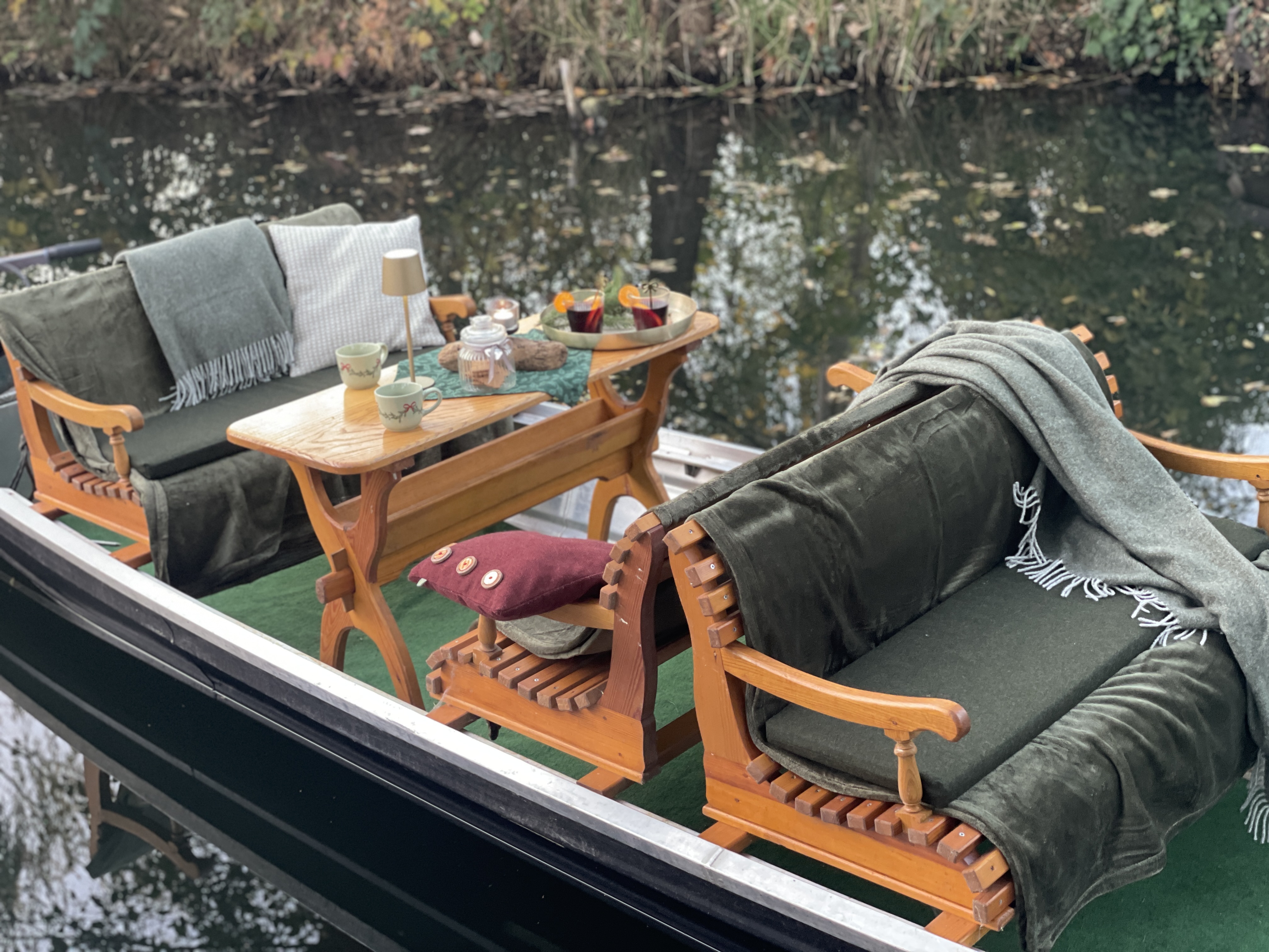 Fährmann steuert den Kahn durch den Spreewald