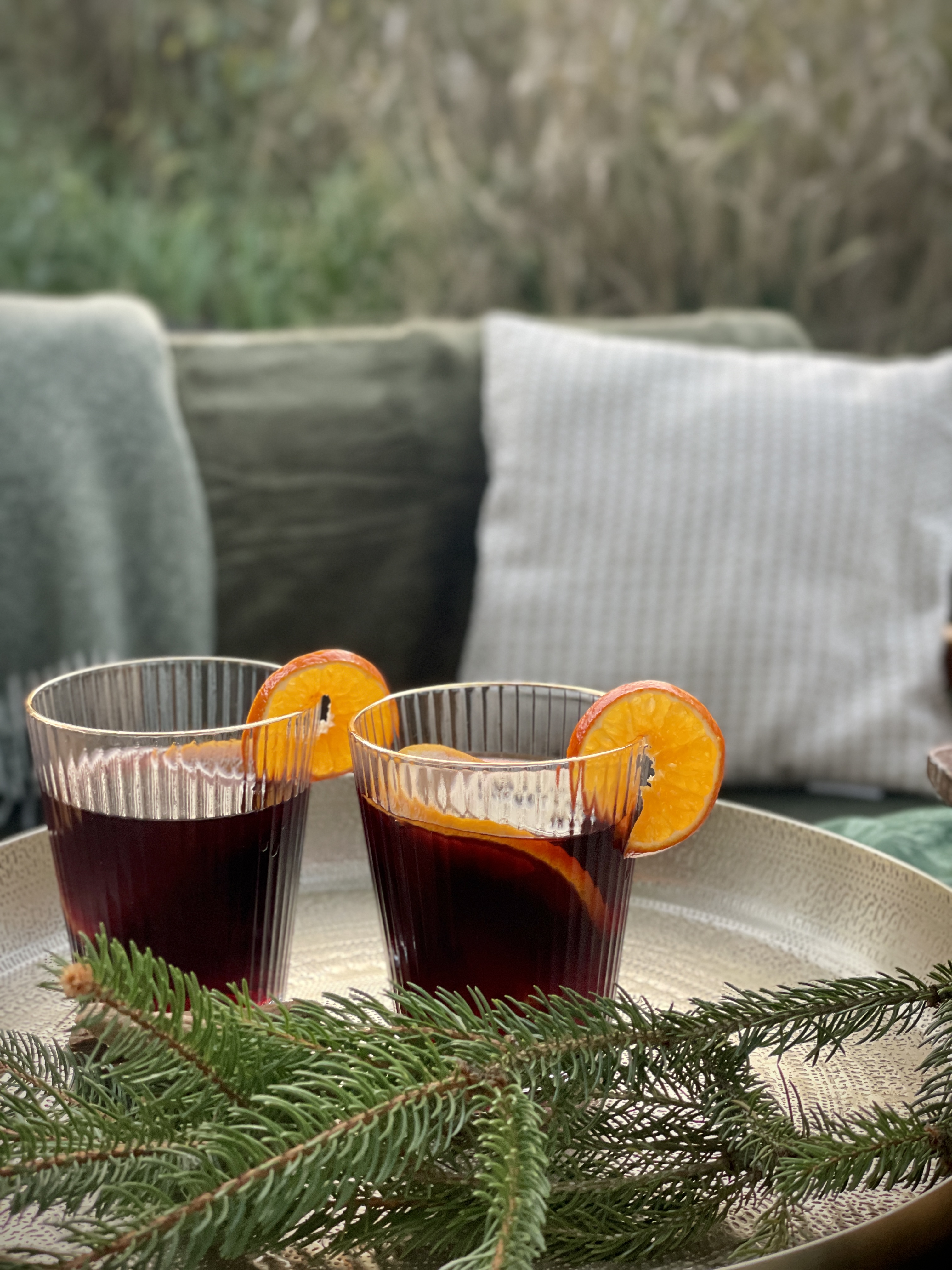 Glühwein mit Orangenscheiben