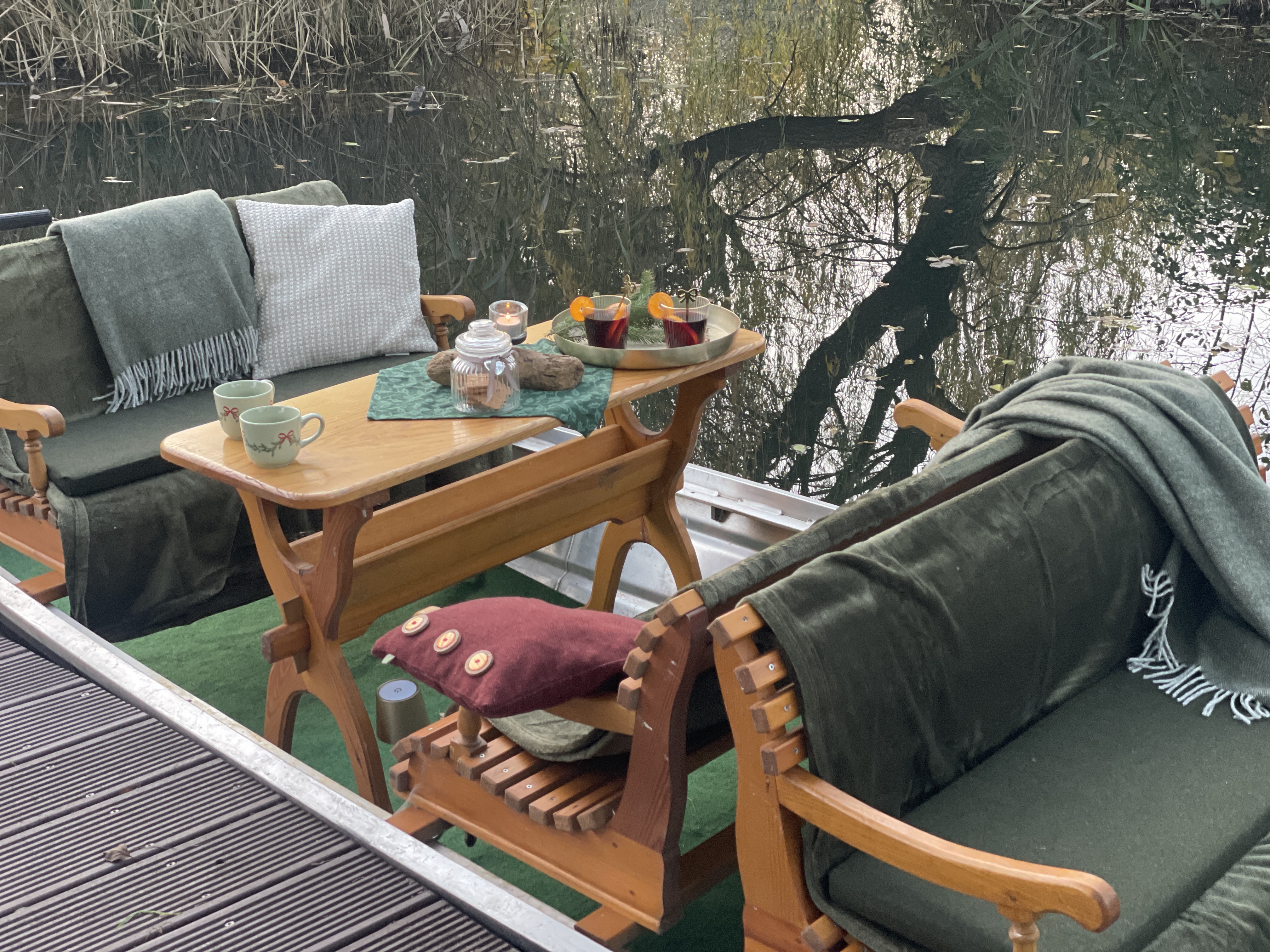 Gemütlicher Kahn mit Kaffee und Kuchen