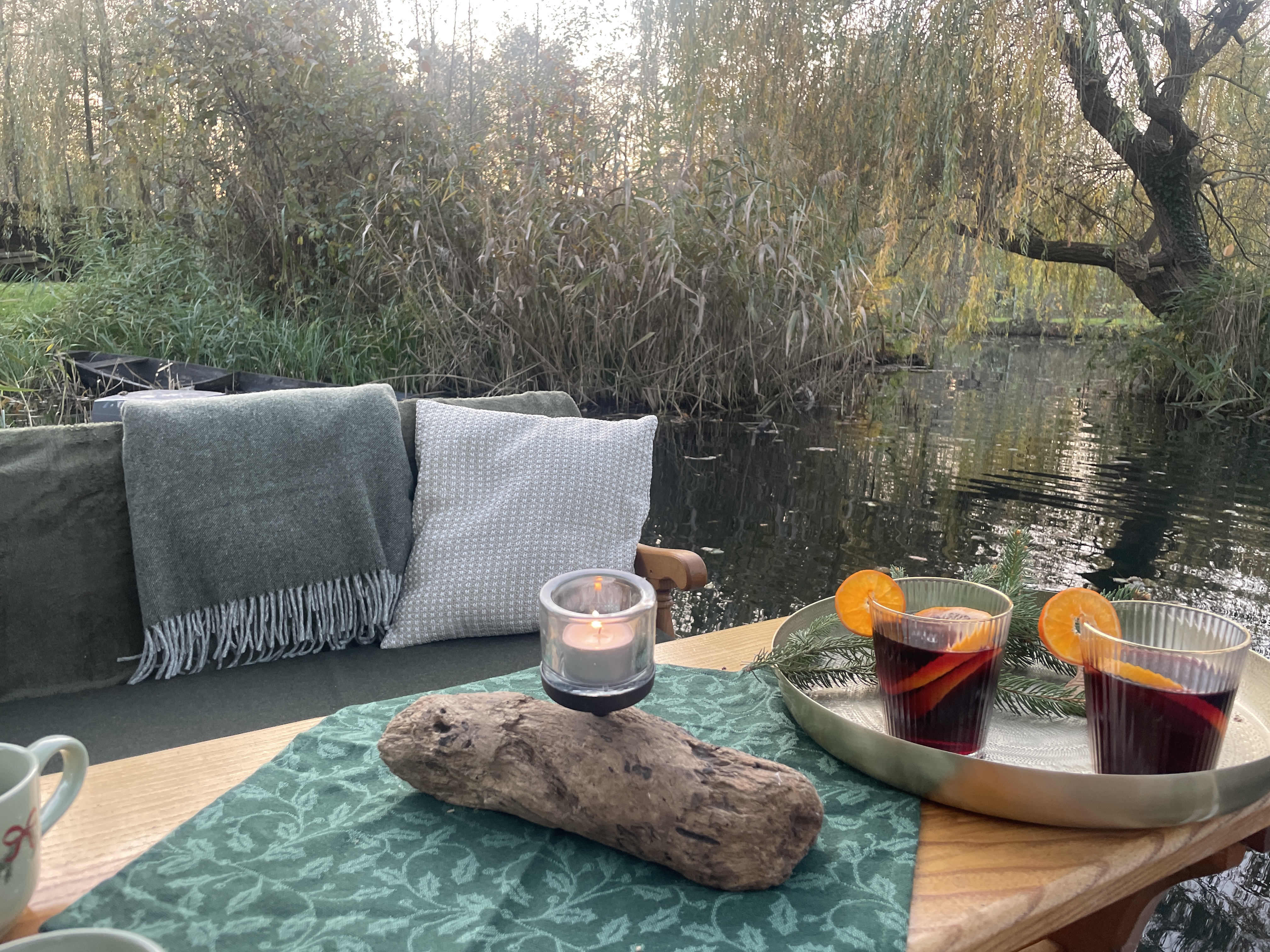 Gemütlicher Spreewaldkahn mit Decken und Kissen